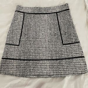 😀 3 for $20 😀 A-line black and white patterned skirt size 6